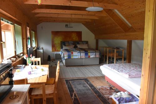 梅特利卡的住宿－Apartma Silvia，带两张床和一张桌子的房间以及一间厨房