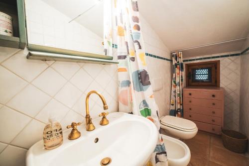 uma casa de banho com um lavatório e um WC em Casa Zip em Marciana