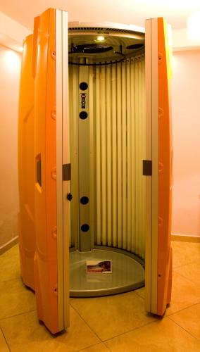 a large metal radiator in a room at Pensjonat SPA Dolce Vita in Ustronie Morskie
