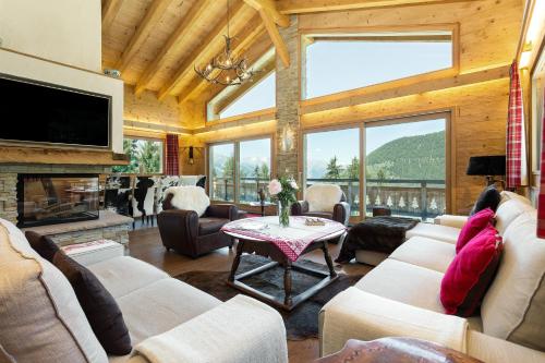 un salon avec un canapé et une table dans l'établissement Chalet Charbray, à La Tzoumaz
