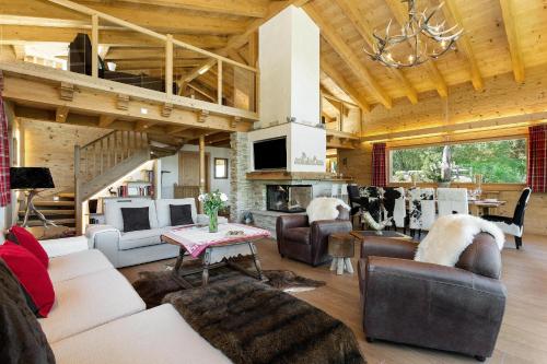 un salon rempli de meubles et d'une cheminée dans l'établissement Chalet Charbray, à La Tzoumaz