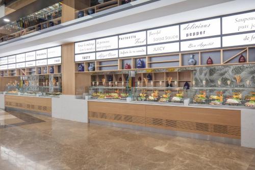 une vitrine dans un magasin avec des fleurs et des gâteaux dans l'établissement Granada Luxury Okurcalar, à Okurcalar