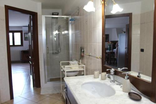 y baño con lavabo y ducha. en Villa Corvetta, en Ostuni