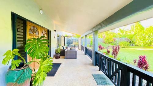 un porche de una casa con plantas. en Inave Oasis 3 Bedroom Villa "Your home away from Home" en Arorangi