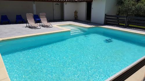 Πισίνα στο ή κοντά στο Charmante maison climatisée Vedene - Avignon avec piscine