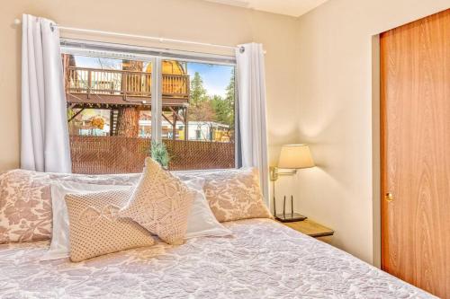 a bedroom with a bed and a window at Alpine Oasis in Leavenworth
