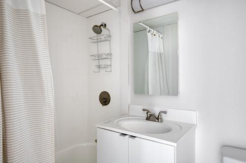 Allston 2br nr Boston U Green Line BOS-824 في بوسطن: حمام أبيض مع حوض ومرآة