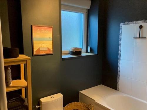 Bilik mandi di la petite terrasse d’Arthur; appartement terrasse à 50m de la mer