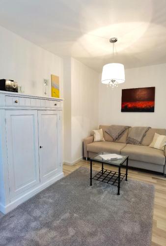 a living room with a couch and a table at Ferienwohnung Elke am Kurfürstensteg in Bad Saarow