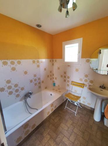 une salle de bain avec une baignoire et un lavabo dans l'établissement L'écrin de Pauline - Grande Maison au Calme à la Campagne, à Lanobre