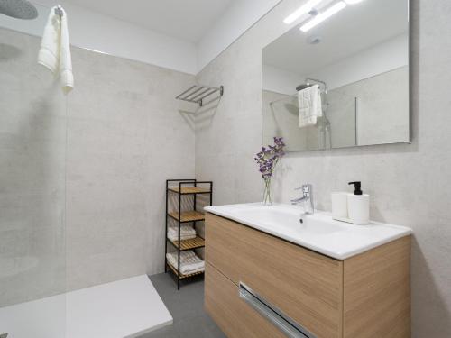 ein Badezimmer mit Waschbecken und Spiegel in der Unterkunft Radiant Beach Accommodation in Guanarteme