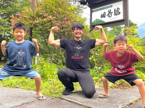 drie jonge jongens poseren voor een foto bij 筋肉と自然と遊ぶ宿 田島館 in Takayama