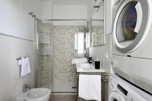 een witte badkamer met een wastafel en een douche bij Casa Jerzu S'essia de su santu in Jerzu
