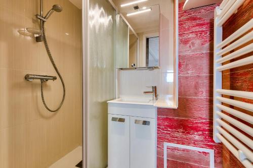 Un baño con lavabo blanco y ducha. en Face mer - Trou du Diable sur la Corniche, en Les Bussolleries