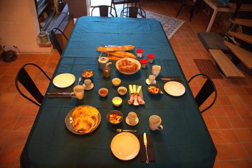 ein blauer Tisch mit Essen darüber in der Unterkunft Au Clos Des Dély-Gîtes 3 étoiles in Mareuil