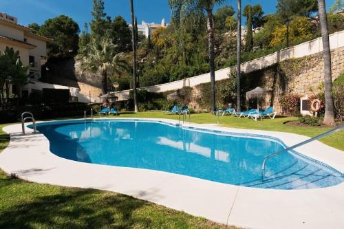 una piscina en el patio de una casa en Los Piños, 2 Bedroom Apartment with panoramic view en Benahavís