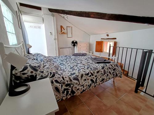 1 dormitorio con 1 cama en una habitación en Casa en la Valleta, en Ginestar
