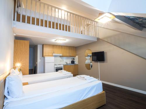 um quarto amplo com 2 camas e uma escada em Central City Apartments em Oslo