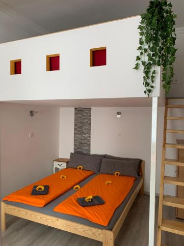 布達佩斯的住宿－Sunflowers Apartman，一间卧室配有一张带橙色毯子的床