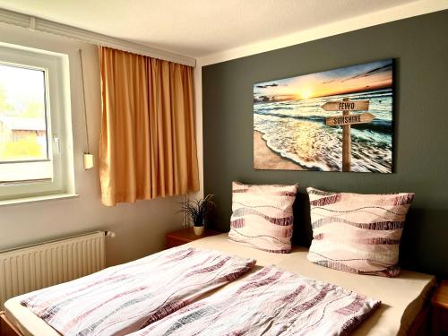 1 dormitorio con 1 cama con una cruz en la pared en FeWo Sunshine en Heringsdorf