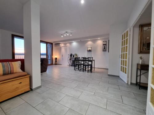 un salon avec un canapé et une table dans l'établissement Escapade phocéenne, à Marseille