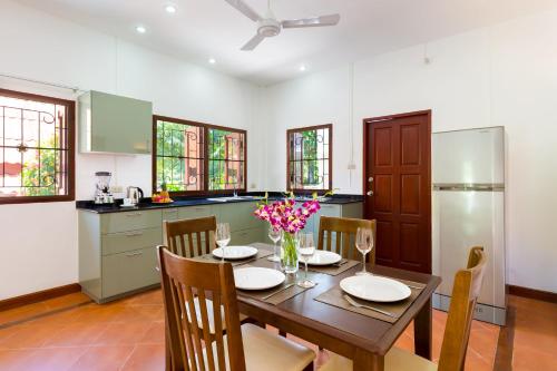 Fotografie z fotogalerie ubytování Thai Style 2BR Villa v destinaci Nai Harn pláž