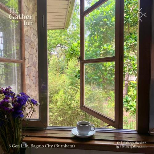 Ein Garten an der Unterkunft The Gather Inn Baguio - Burnham Park