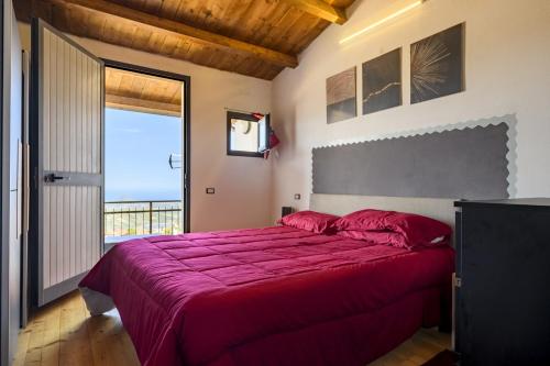 UlassaiにあるMarilùのベッドルーム1室(赤いシーツ付きのベッド1台、窓付)