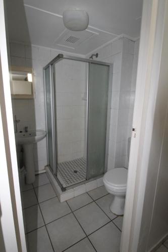 uma casa de banho com um chuveiro, um WC e um lavatório. em Seagull 305 em Margate