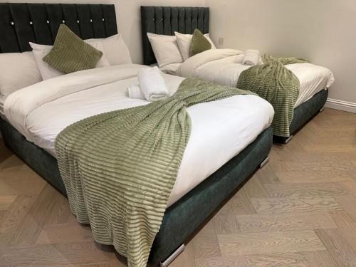 Un pat sau paturi într-o cameră la Knightsbridge Harrods Apartment