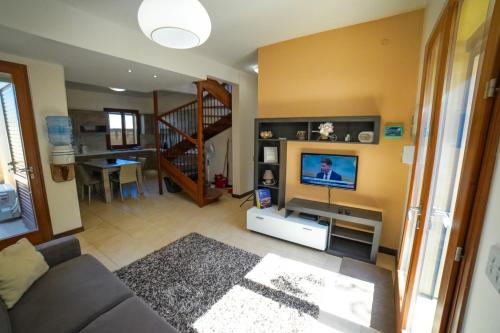 TV/Unterhaltungsangebot in der Unterkunft GetawayNpetto Private Duplex Maisonette with Jacuzzi Hot Tub
