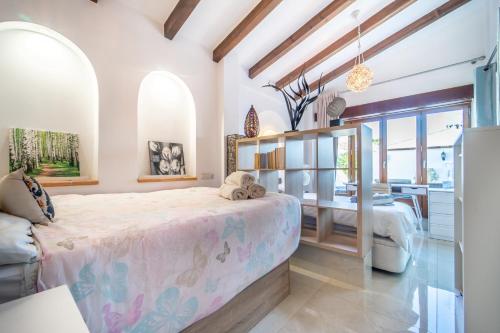 Baños y MendigoにあるEl Valle Golf Resort Villa private pool hot tub and saunaのベッドルーム1室(大型ベッド1台付)、ダイニングルームが備わります。