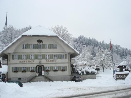 冬のHotel Garni Bären Rüegsauの様子