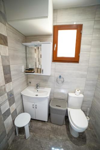 Ein Badezimmer in der Unterkunft GetawayNpetto Private Duplex Maisonette with Jacuzzi Hot Tub