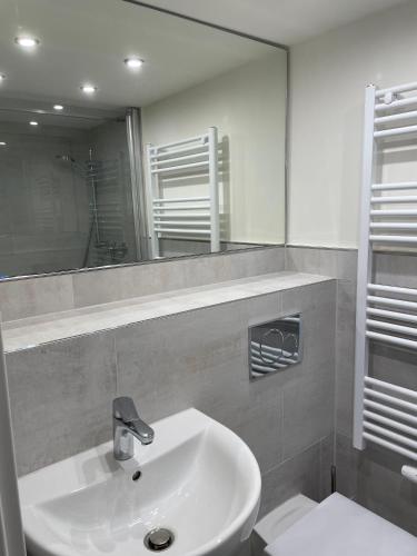 y baño con lavabo, espejo y aseo. en Seaside-Amrum-2 Souterrain-Wohnung, en Norddorf