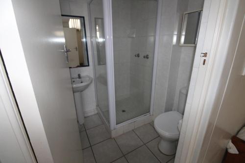 ein Bad mit einer Dusche, einem WC und einem Waschbecken in der Unterkunft Seagull 203 in Margate