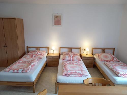 Postel nebo postele na pokoji v ubytování Hotel Kremer