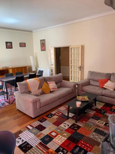 ein Wohnzimmer mit 2 Sofas und einem Tisch in der Unterkunft Superbe appartement frontière Monaco in Beausoleil