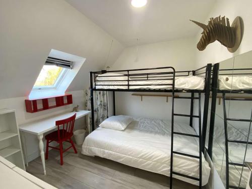 een slaapkamer met een stapelbed, een bureau en een stoel bij Maison Combrit, 5 pièces, 8 personnes - FR-1-481-131 in Combrit
