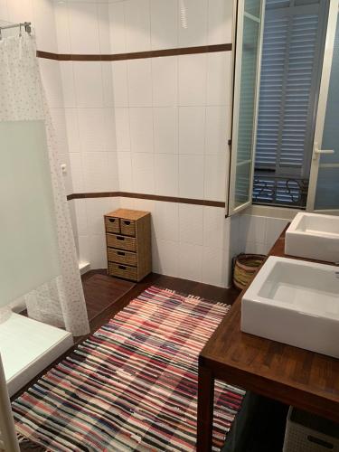 La salle de bains est pourvue d'un lavabo et d'un tapis. dans l'établissement Superbe appartement frontière Monaco, à Beausoleil