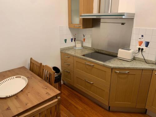 une cuisine avec un évier et un plan de travail dans l'établissement Superbe appartement frontière Monaco, à Beausoleil