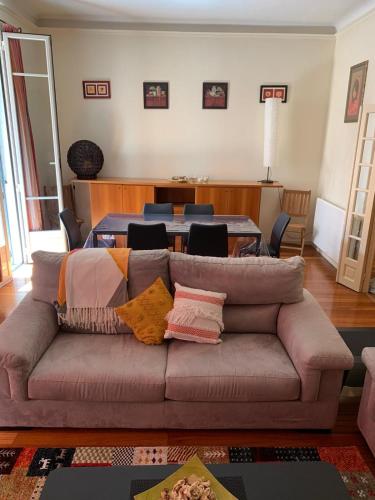 - un salon avec un canapé et des oreillers dans l'établissement Superbe appartement frontière Monaco, à Beausoleil