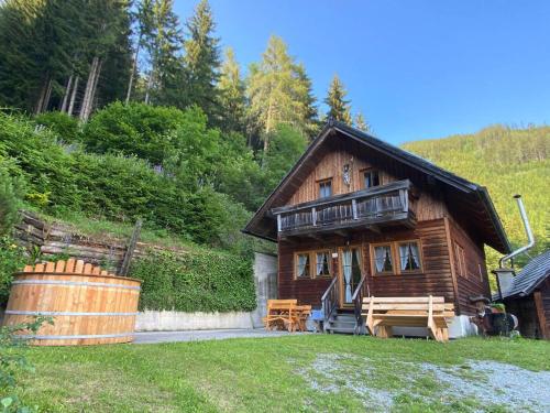 a log cabin with a porch and a picnic table in front of it at Almliesl KATH-631 in Hüttengraben