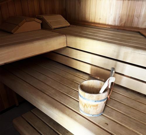 a bucket sitting on the inside of a sauna at Almliesl KATH-631 in Hüttengraben