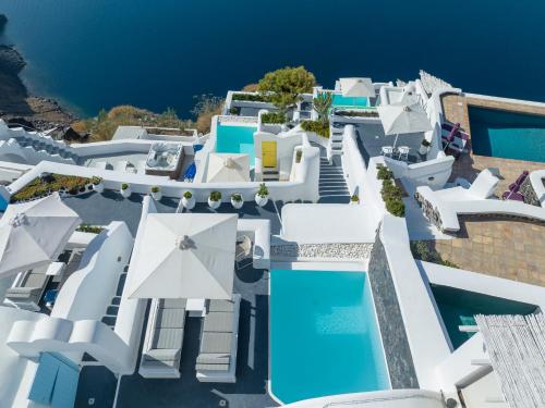 Una vista aérea de una villa con piscina. en Dreams Luxury Suites, en Imerovigli