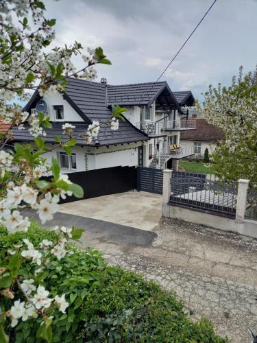 dom z płotem i podjazdem w obiekcie Apartman Biki w mieście Banja Koviljača