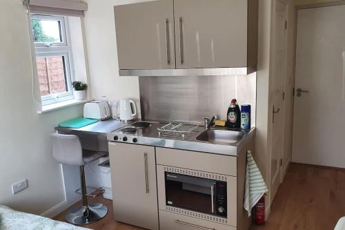 Kuchyň nebo kuchyňský kout v ubytování Self-contained annex with private entrance, double bed, kitchen, bathroom, free car park - Near Cambridge, Duxford Air Museum and Addenbrooke's Hospital
