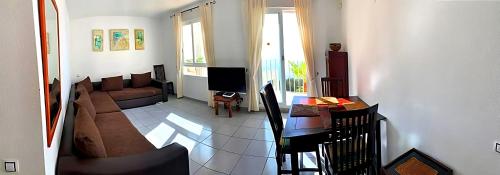 sala de estar con sofá y mesa en Spectacular Sea views 2 bedrooms in Villa Marina, en Benidorm