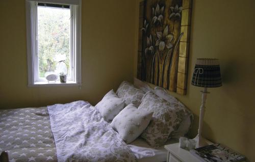 - une chambre avec un lit doté d'oreillers et d'une fenêtre dans l'établissement Lovely Home In Aplared With House Sea View, à Aplared
