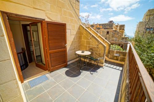 Galeriebild der Unterkunft GetawayNpetto Private Duplex Maisonette with Jacuzzi Hot Tub in Mġarr